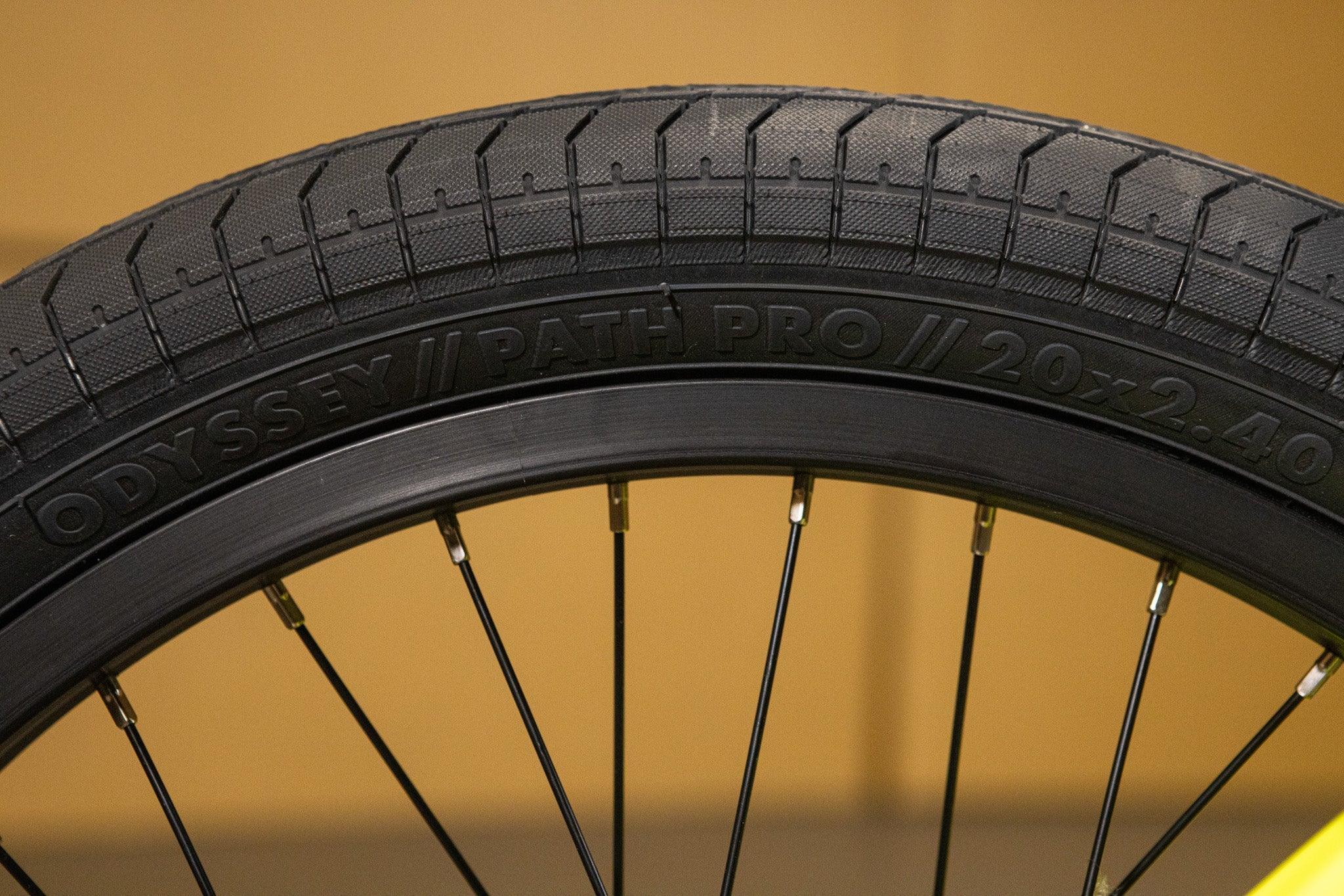 Gros plan d'un pneu de BMX Odyssey Path Pro 20x2.40 noir