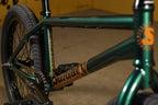 Détail du cadre vert métallisé d'un vélo BMX Sunday Forecaster