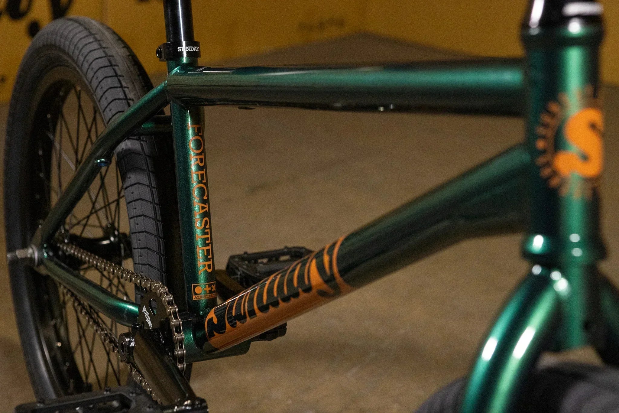 Détail du cadre vert métallisé d'un vélo BMX Sunday Forecaster