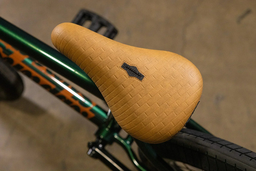 Selle de BMX beige avec texture gaufrée sur cadre vert foncé