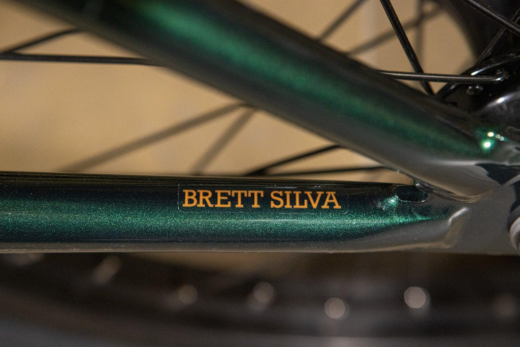 Détail du cadre de vélo BMX vert métallisé avec le nom Brett Silva