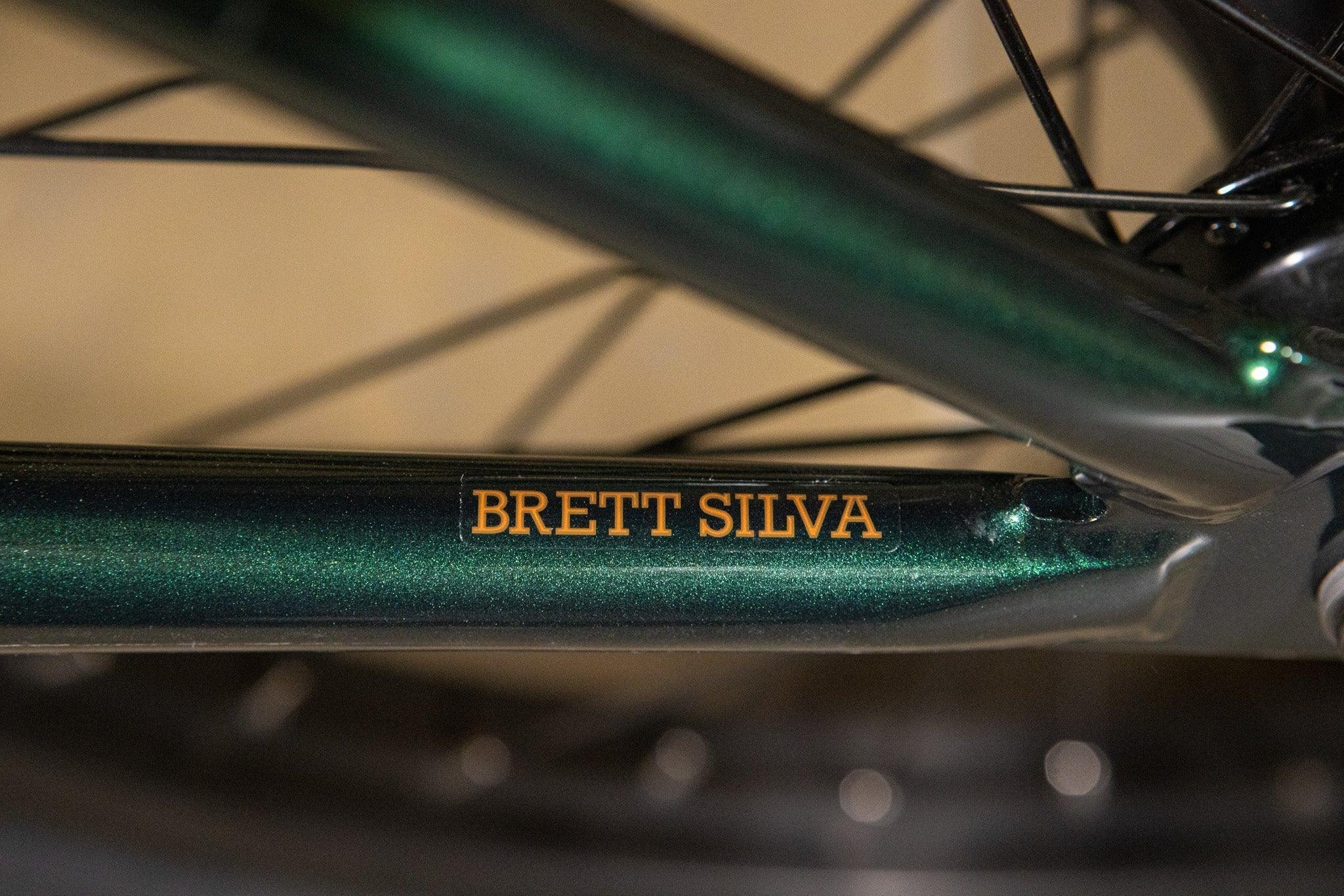 Détail du cadre de vélo BMX vert métallisé avec le nom Brett Silva