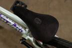 Gros plan d'une selle de vélo BMX noire texturée avec logo Odyssey