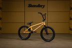Vélo BMX jaune Sunday sur fond de cartons assortis