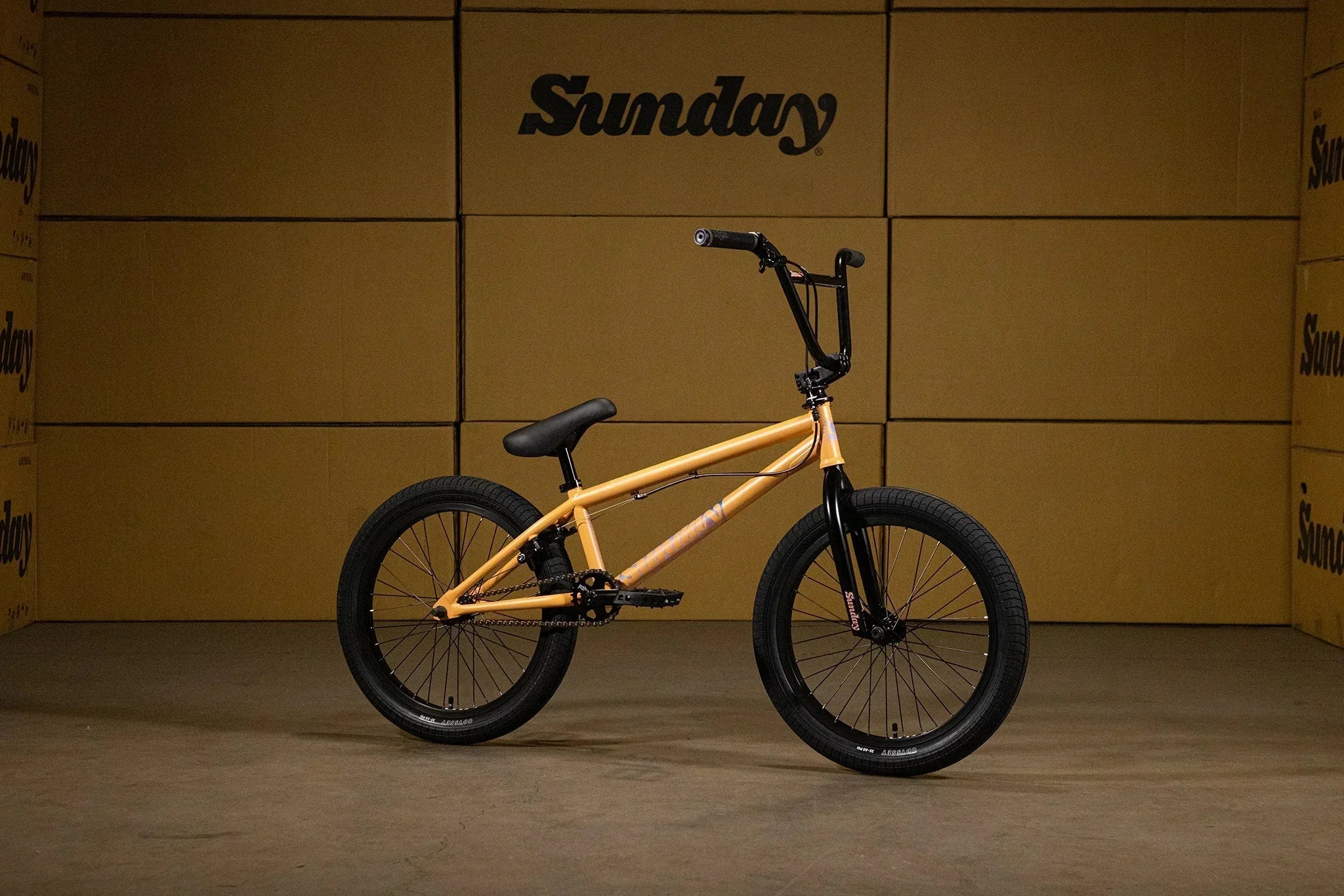 Vélo BMX jaune Sunday sur fond de cartons assortis