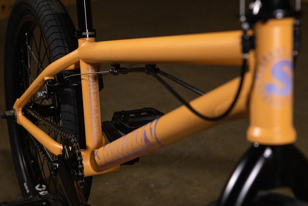 Détail du cadre jaune d'un vélo BMX Sunday Forecaster