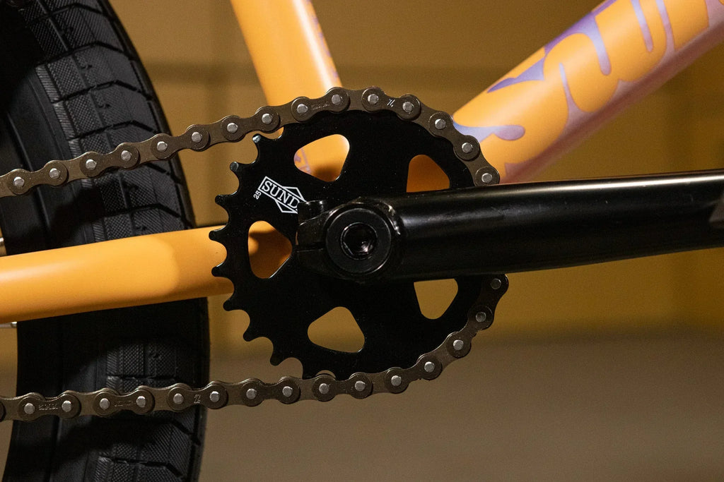 Gros plan du plateau SUN et de la chaîne sur un vélo BMX jaune