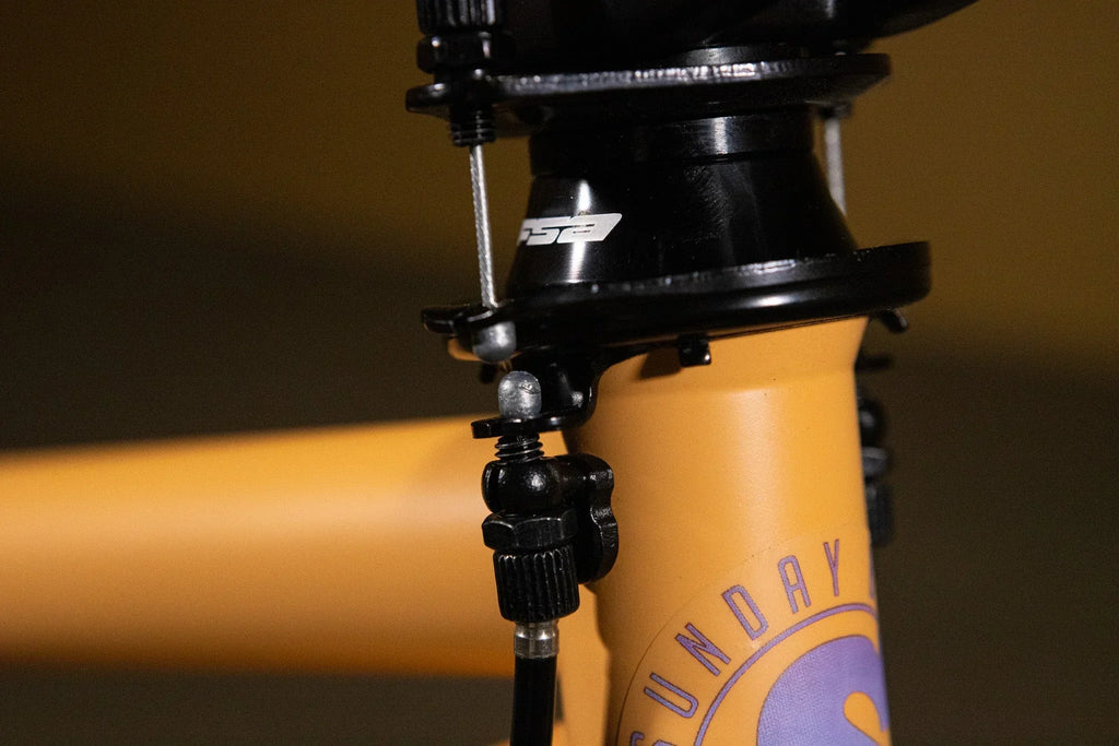 Détail du moyeu et du cadre jaune d'un vélo BMX