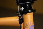 Détail du moyeu et du cadre jaune d'un vélo BMX
