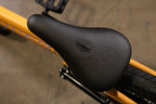 Selle de vélo BMX noire marque Sunday sur cadre jaune