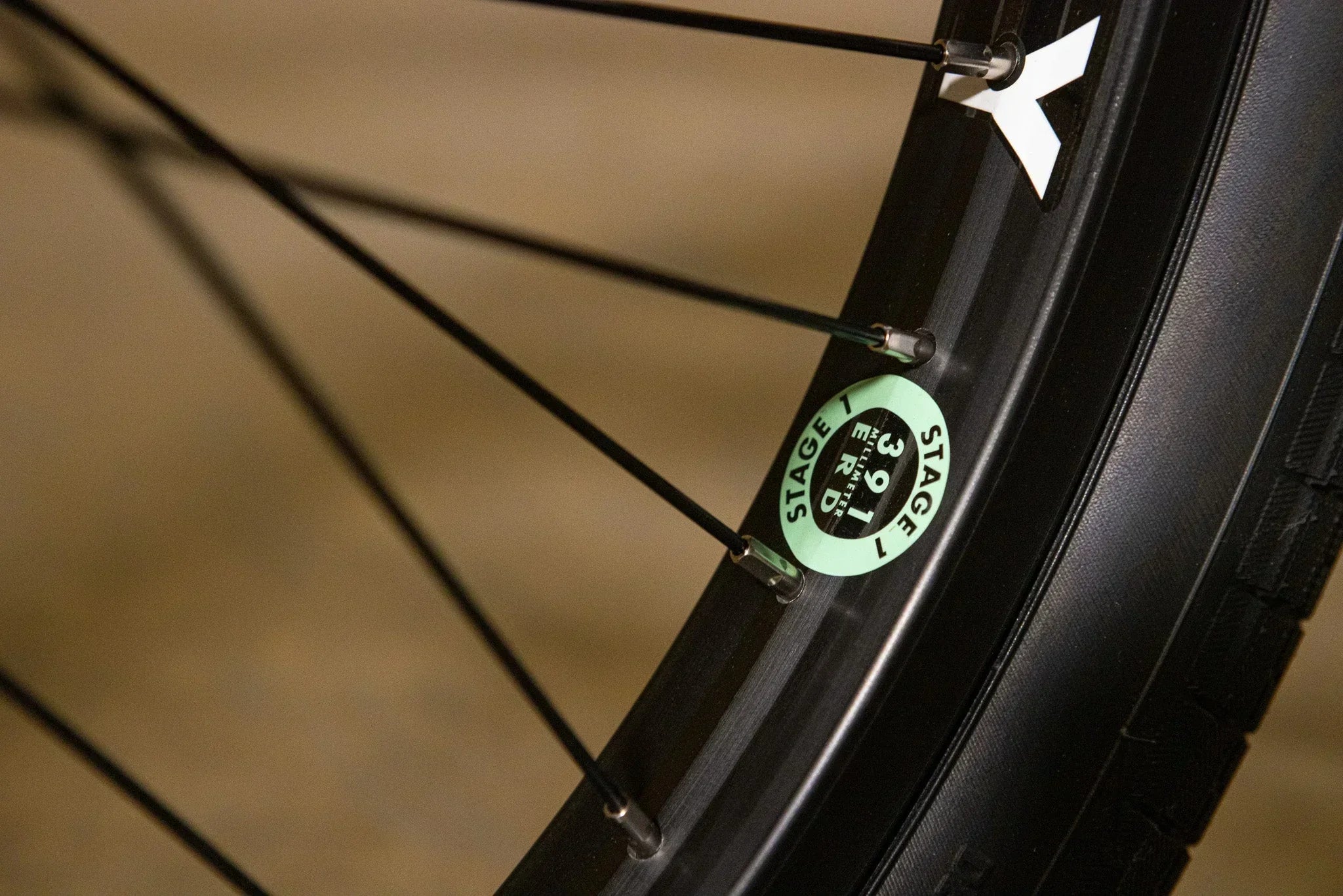 Gros plan d'une jante de vélo BMX avec un autocollant vert Stage 1 ERD.