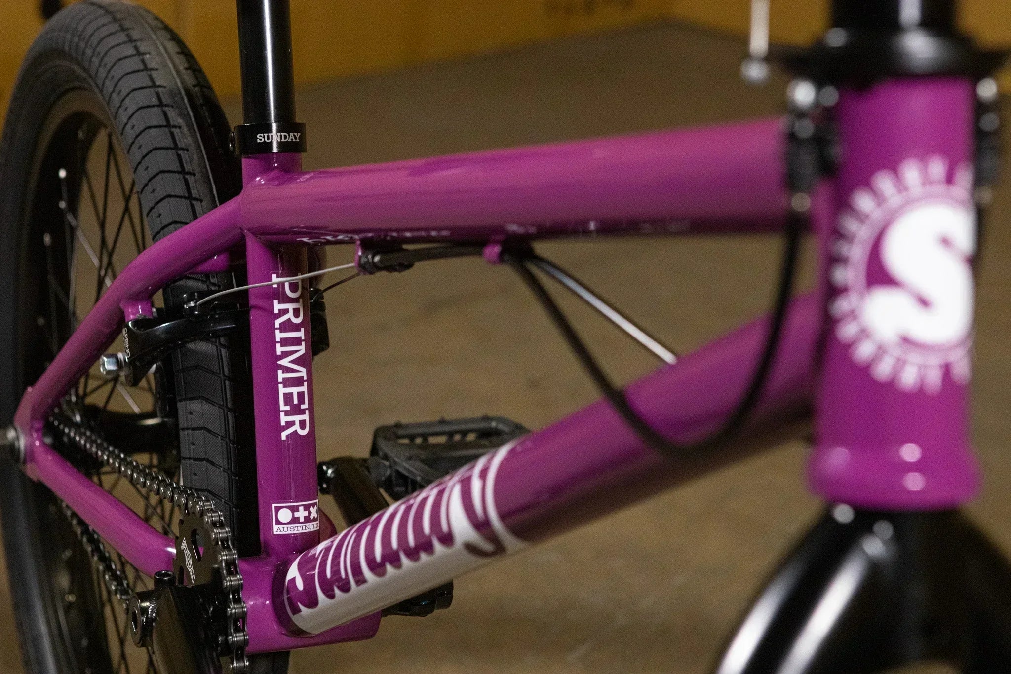 Détail du cadre violet d'un vélo BMX Sunday Primer