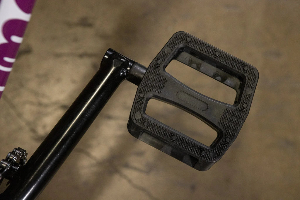 Gros plan d'une pédale plateforme noire en nylon pour vélo BMX