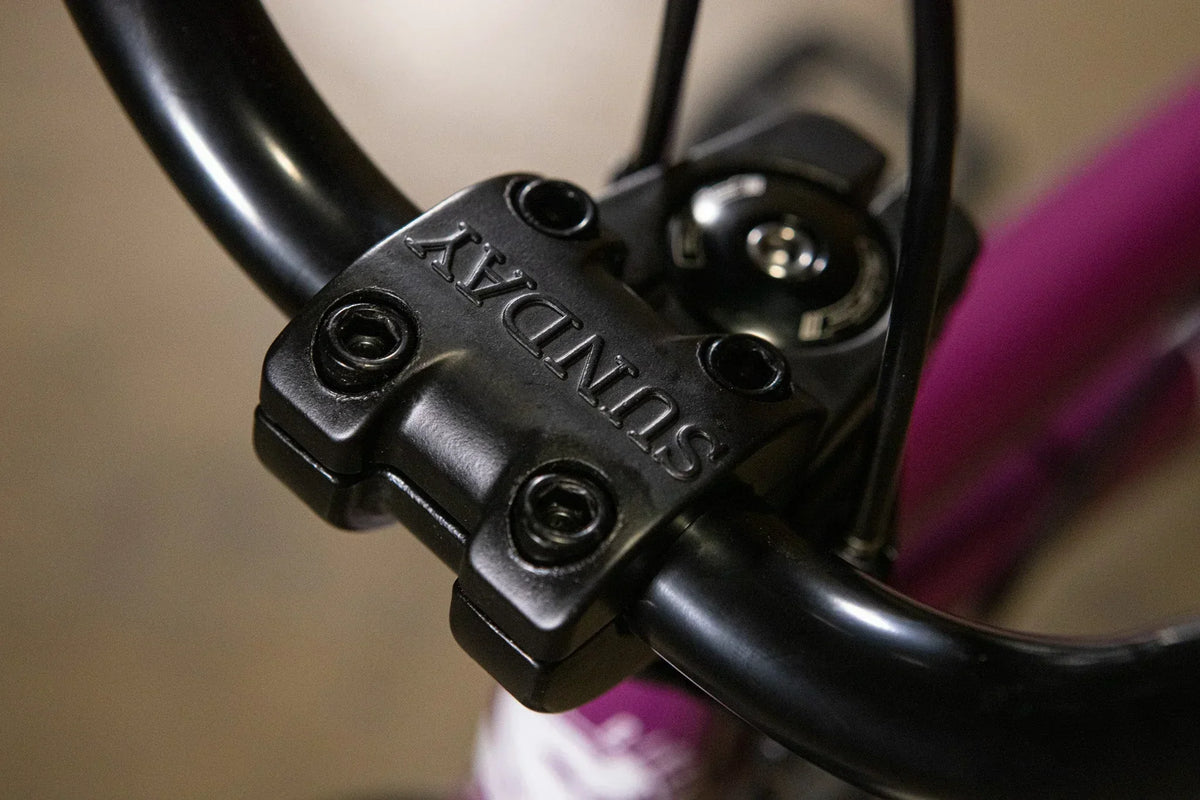 Gros plan d'une potence de vélo BMX noire de marque Sunday