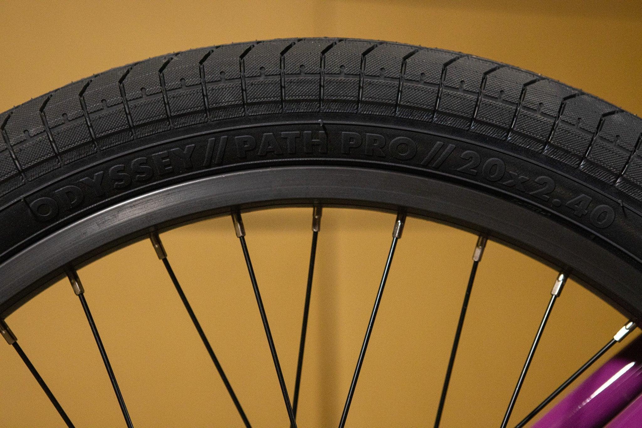 Gros plan d'un pneu BMX Odyssey Path Pro 20x2.40 noir