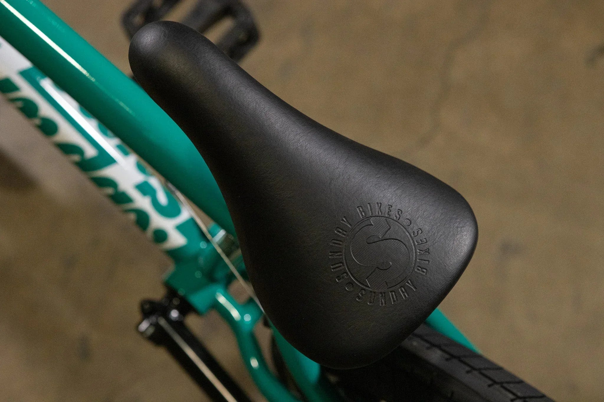 Gros plan d'une selle de vélo BMX noire sur un cadre vert
