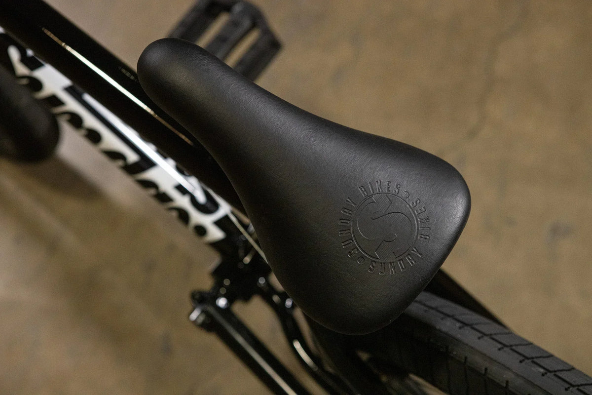 Gros plan d'une selle de vélo BMX noire avec logo embossé