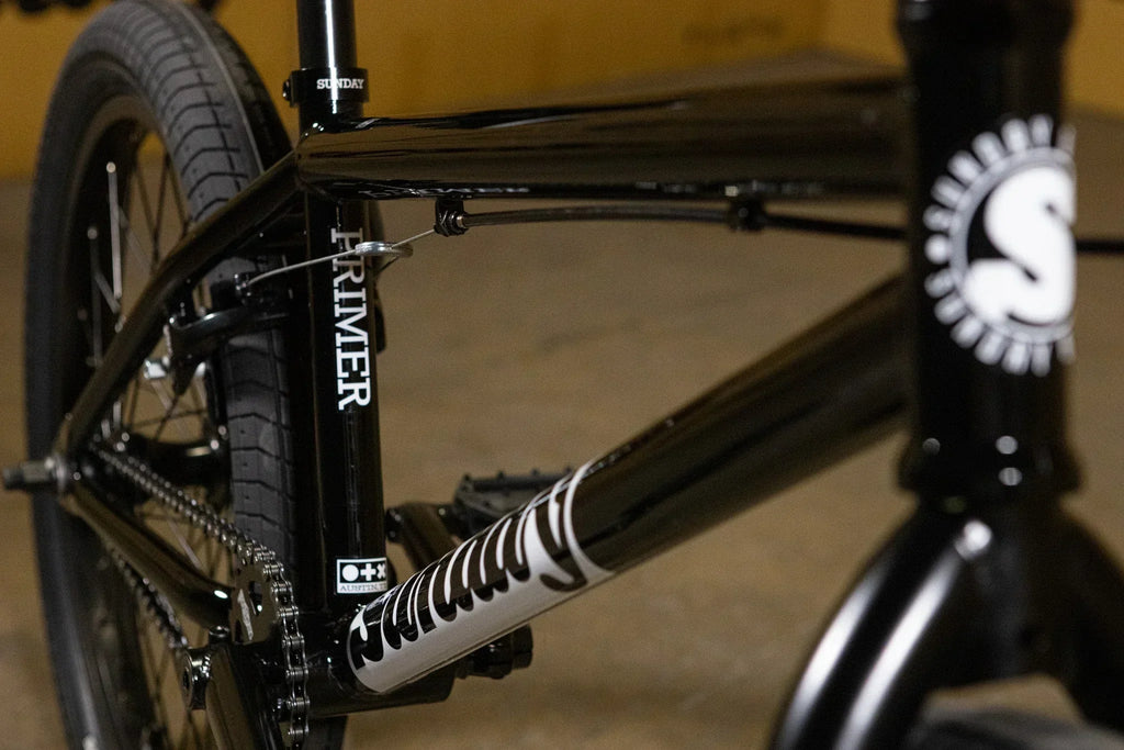 Détail du cadre noir d'un vélo BMX Sunday Primer avec pneus noirs