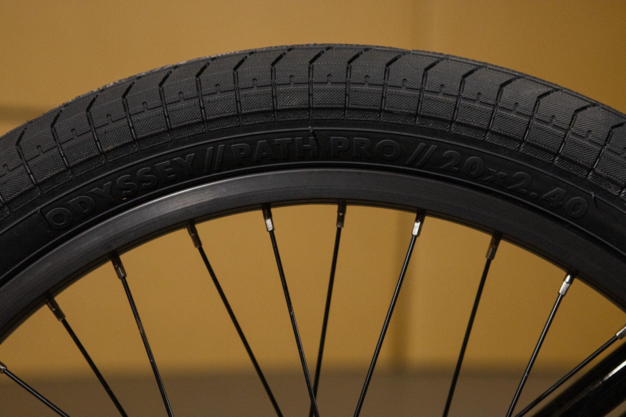 Gros plan d'un pneu BMX Odyssey Path Pro 20x2.40 noir