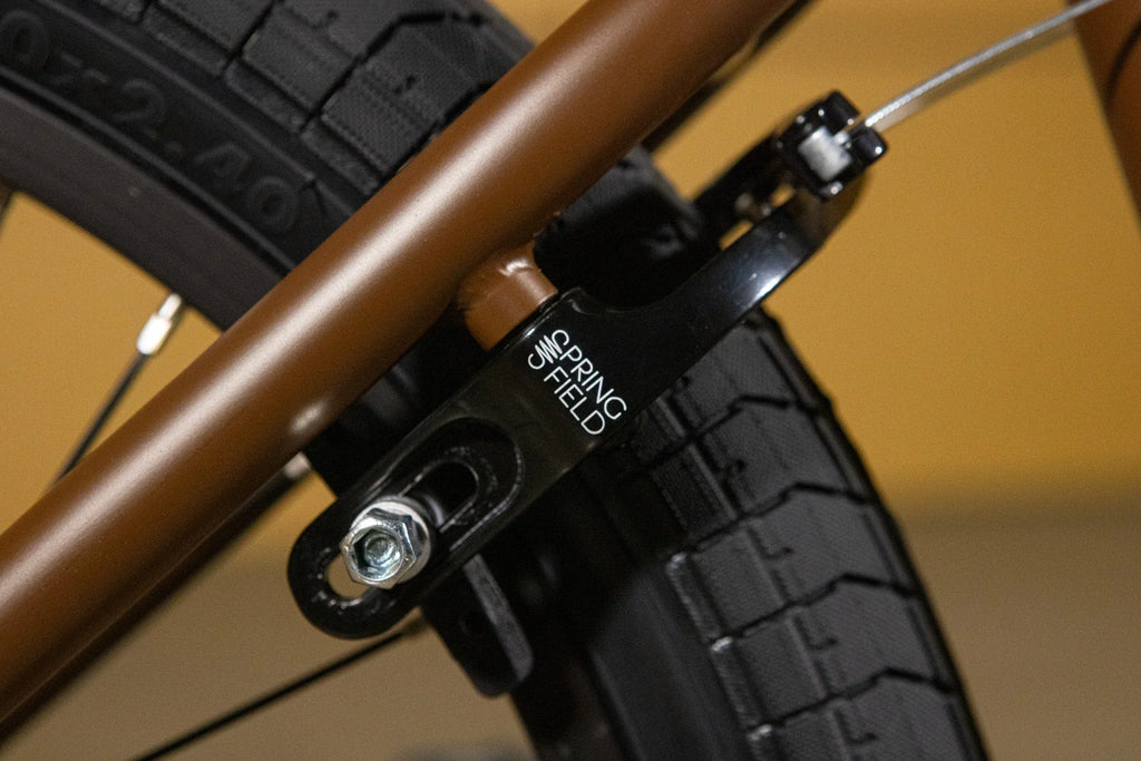 Détail d'un frein Spring Field monté sur un vélo BMX marron