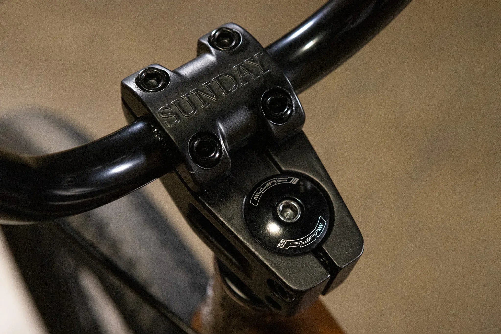 Gros plan d'une potence de vélo BMX noire de marque Sunday