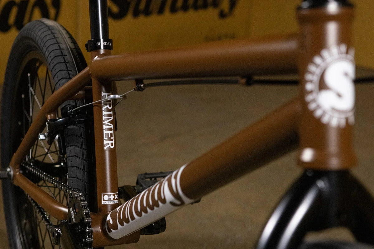 Gros plan du cadre marron d'un vélo BMX Sunday Primer