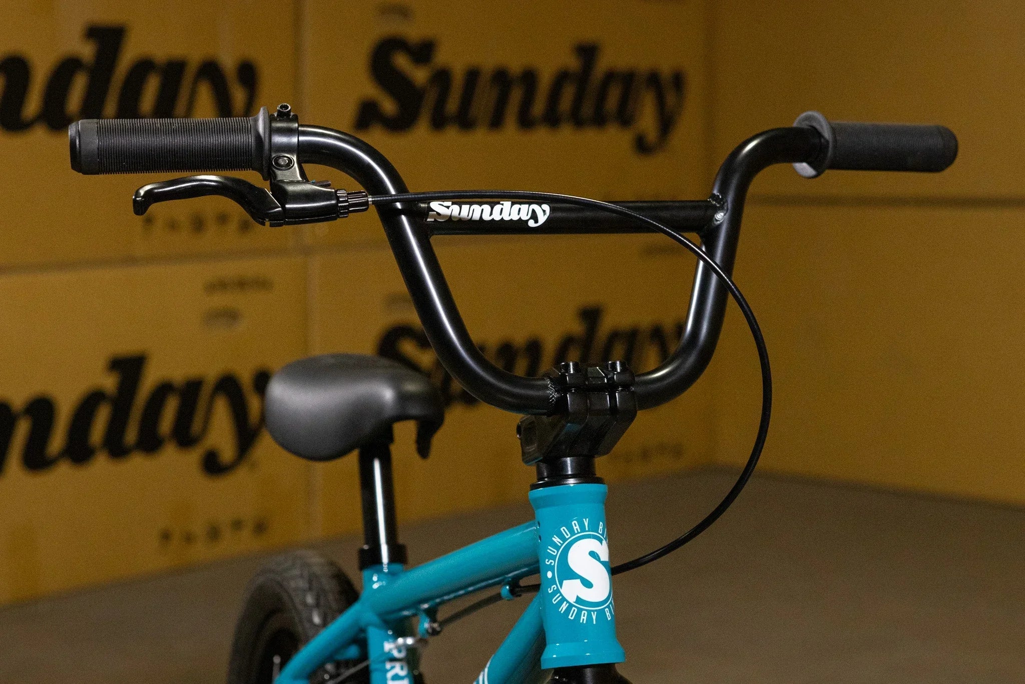 Gros plan du guidon et du cadre bleu d'un vélo BMX Sunday