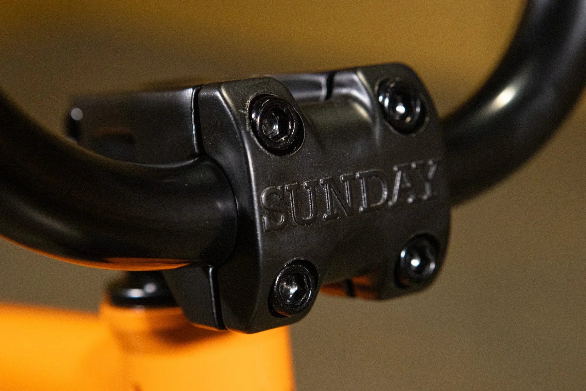 Gros plan d'une potence de vélo BMX noire de marque Sunday