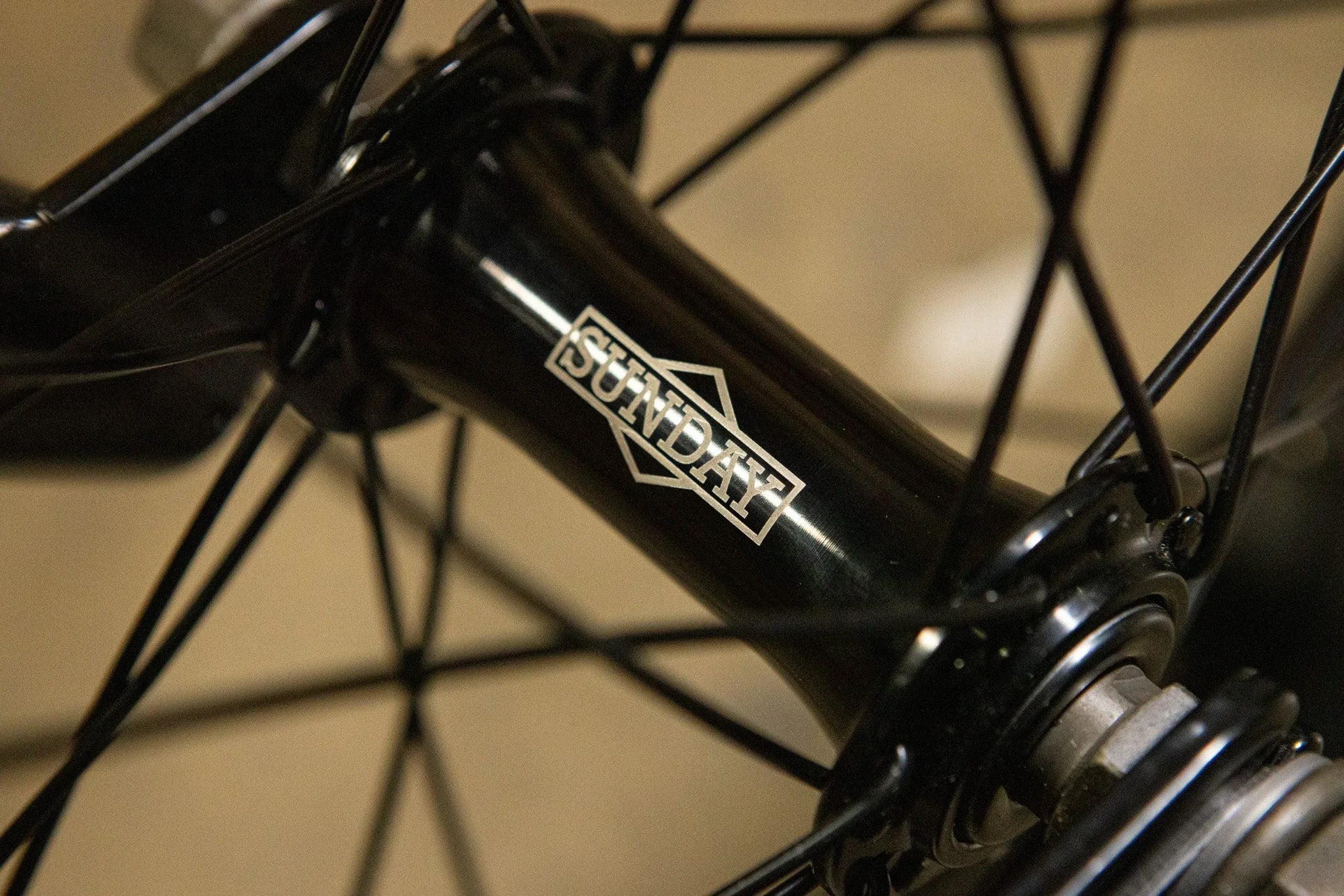 Gros plan d'un moyeu de roue BMX noir avec le logo Sunday gravé