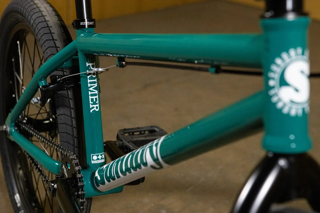 Cadre de vélo BMX vert avec marquage PRIMER