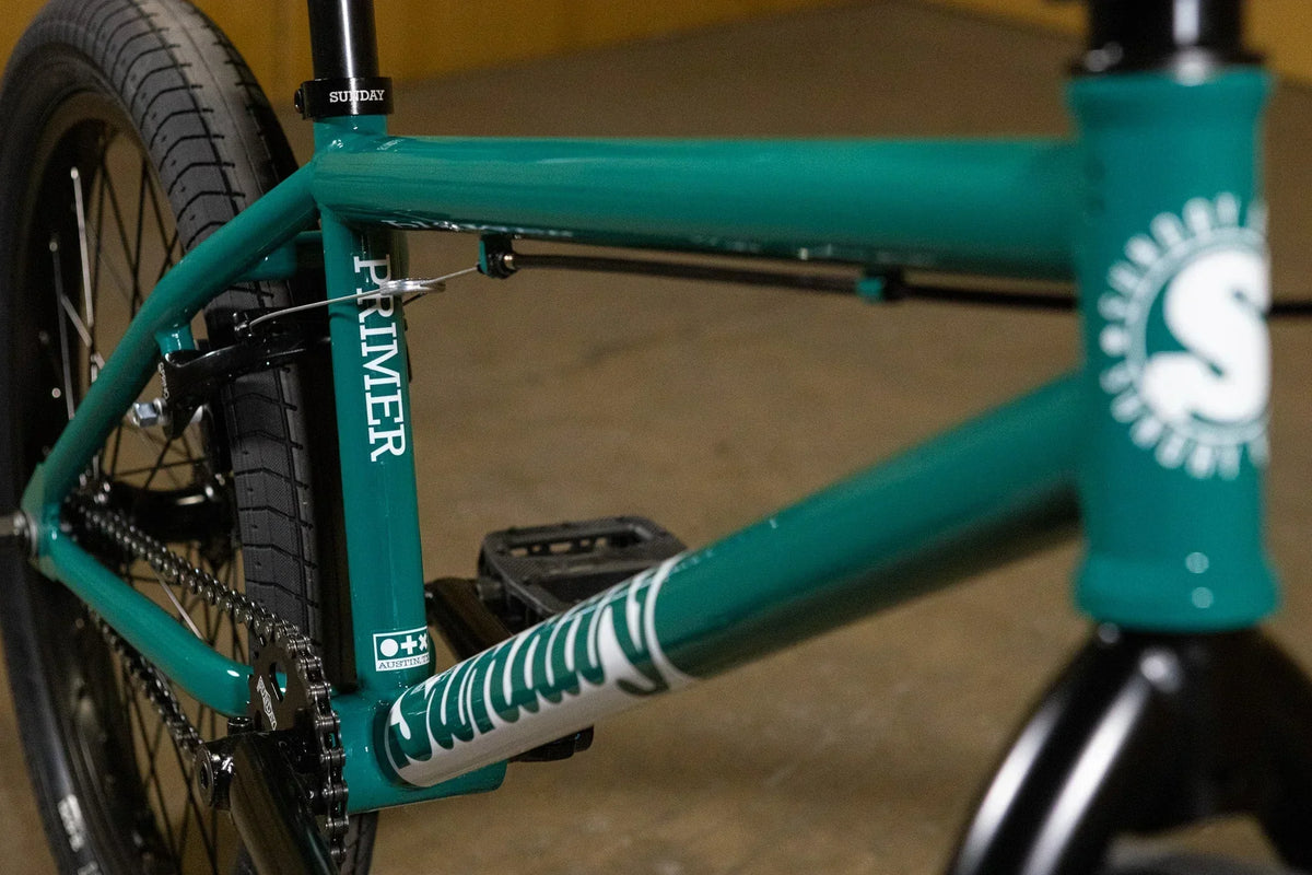 Cadre de vélo BMX vert avec marquage PRIMER