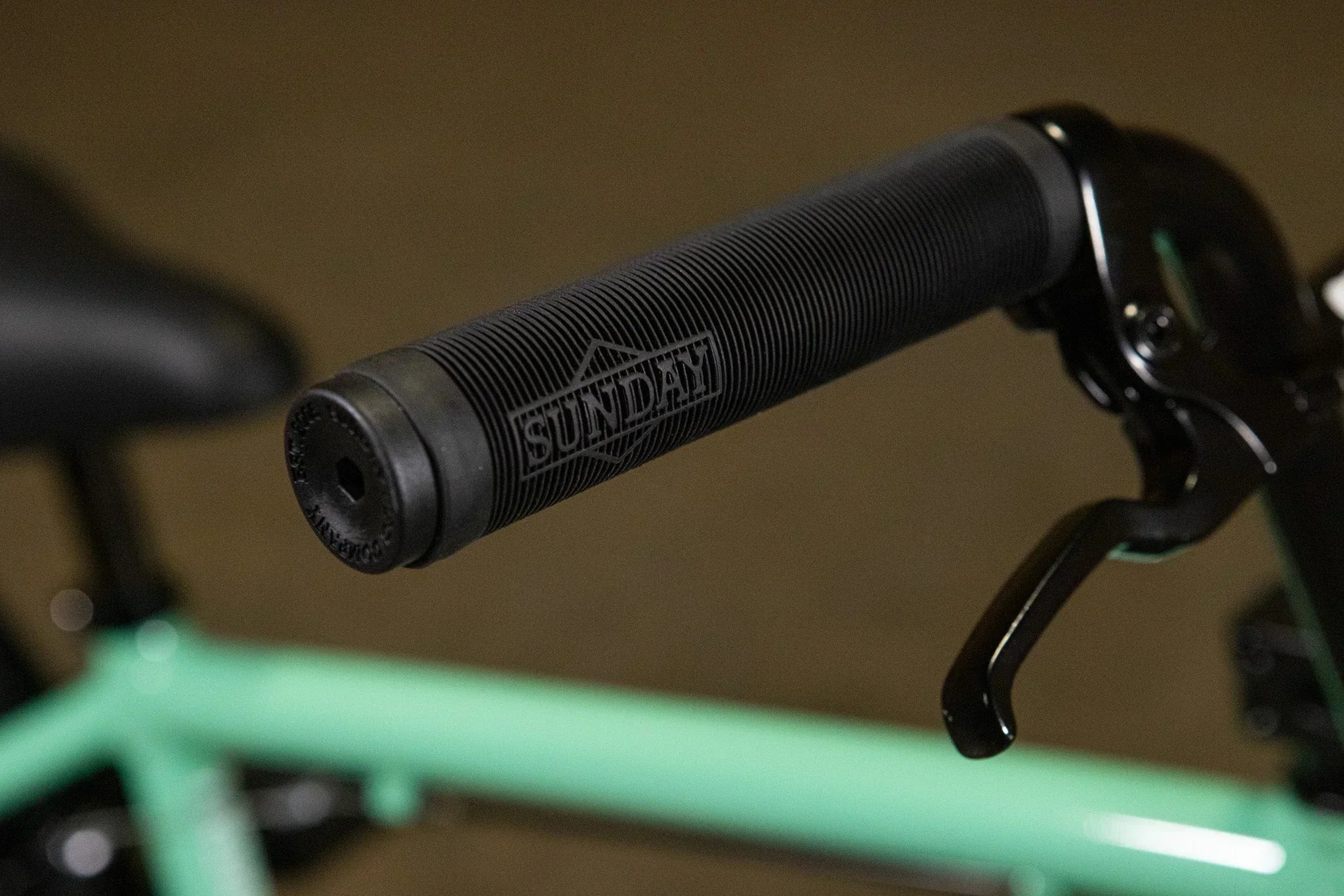 Gros plan d'une poignée de guidon BMX noire de marque Sunday