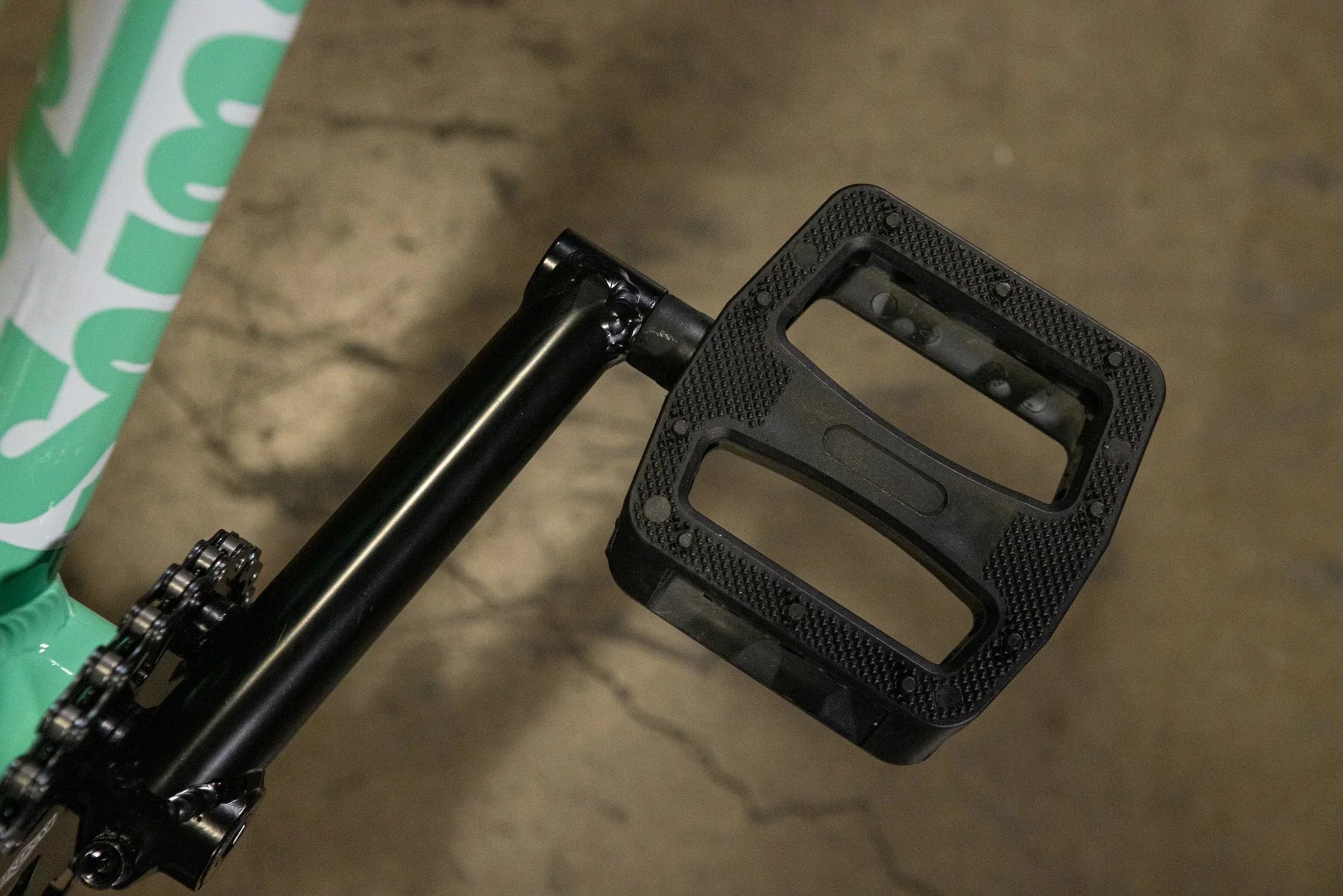 Gros plan d'une pédale plateforme noire en nylon pour vélo BMX.