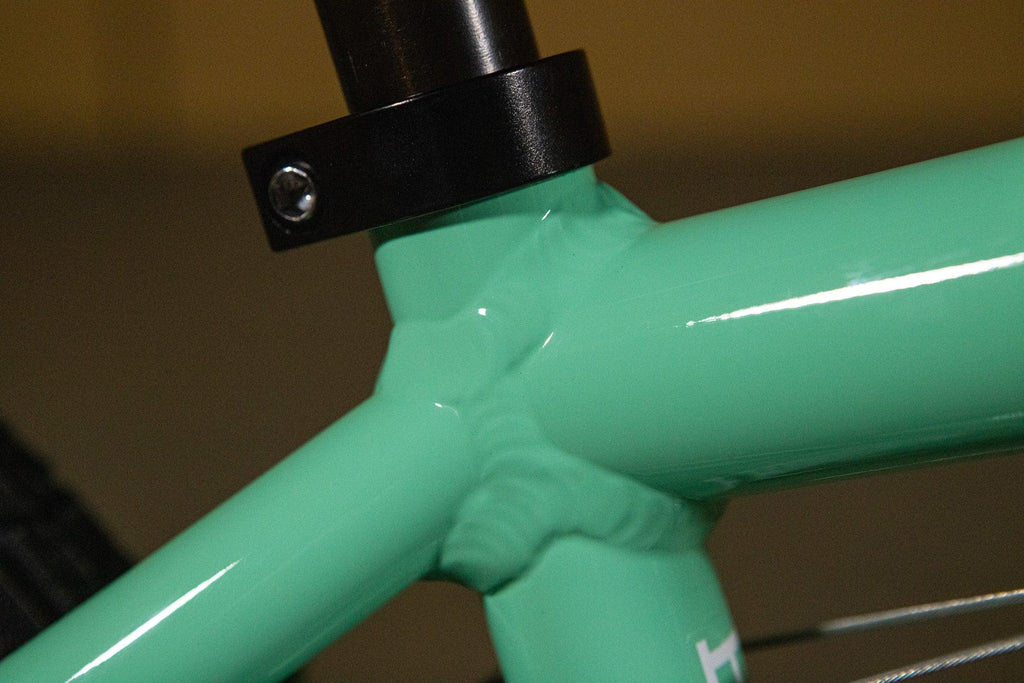 Détail du cadre de vélo BMX vert menthe avec collier de selle noir