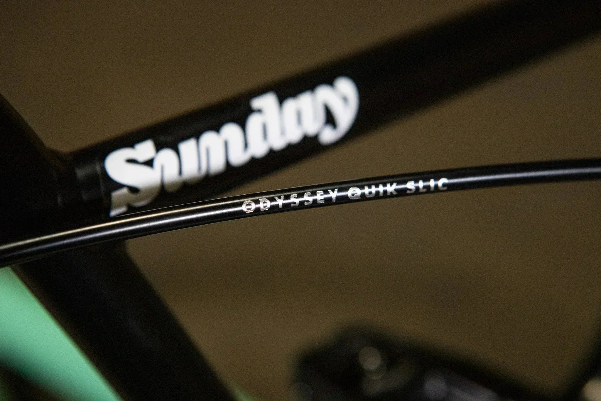 Gros plan du cadre de vélo BMX noir Sunday avec câble Odyssey Quik Slic