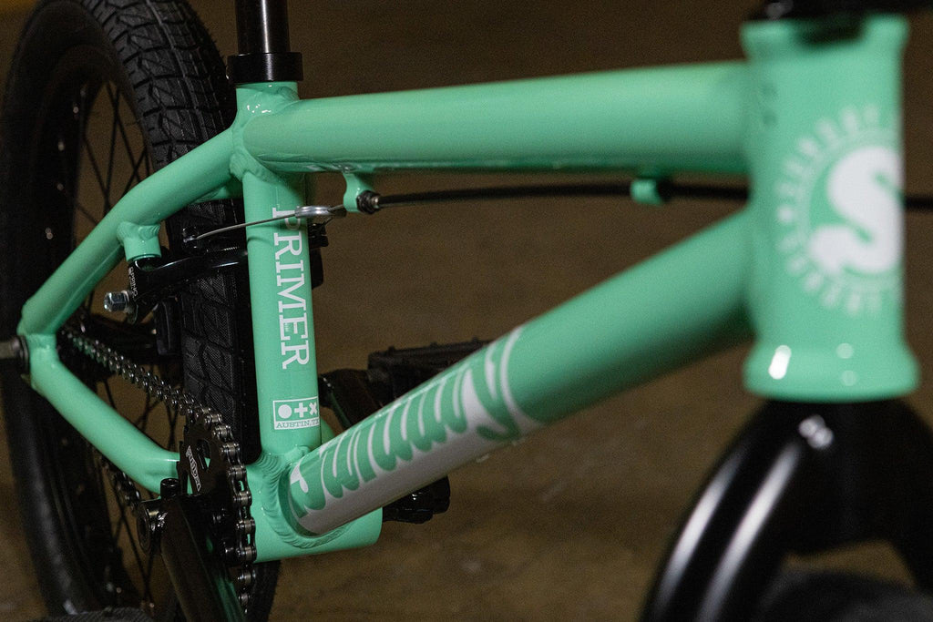 Cadre de vélo BMX vert menthe avec détails blancs et noirs