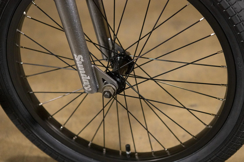Gros plan du moyeu et des rayons d'une roue de vélo BMX Sunday noire