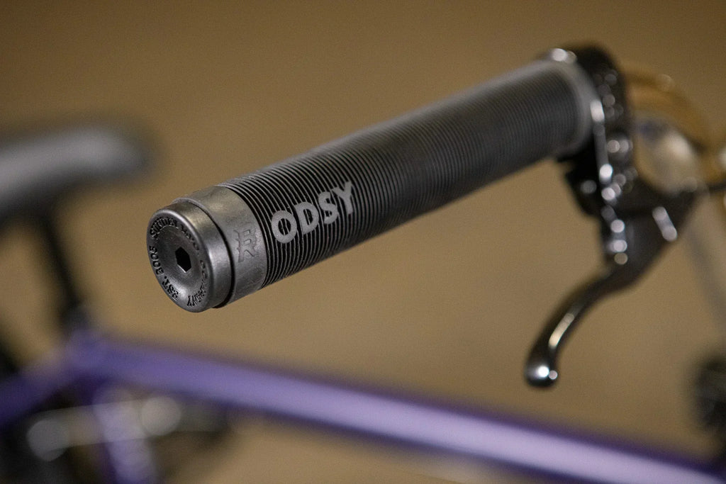 Gros plan d'une poignée de guidon de vélo BMX noire de marque Odysy.