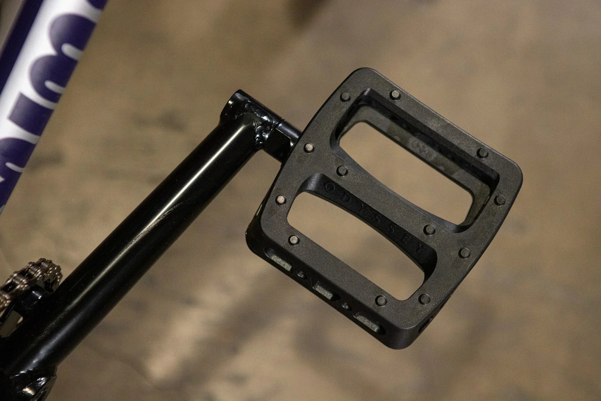 Pédale de BMX Odyssey noire fixée à une manivelle noire