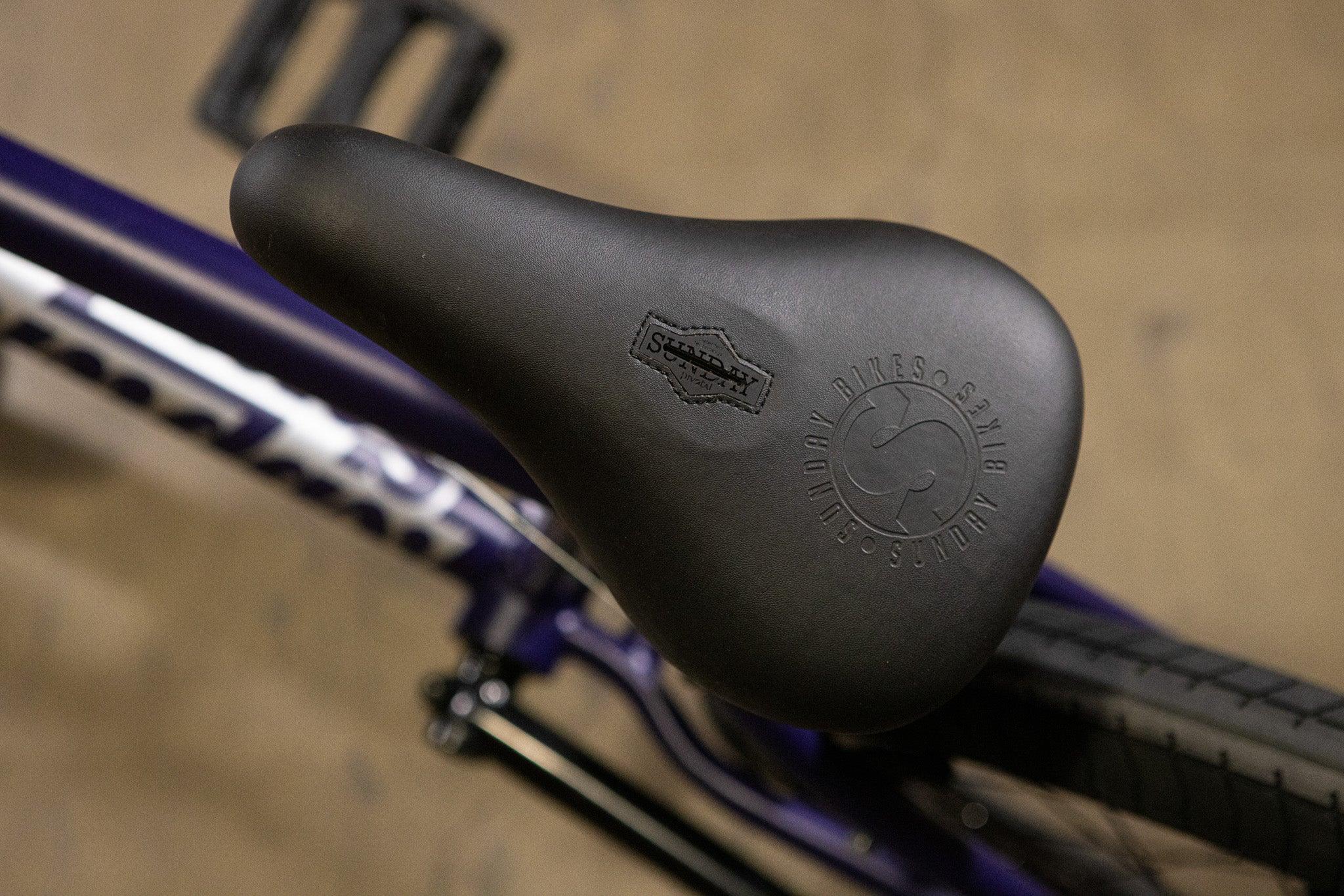 Selle de vélo BMX noire Sunday sur cadre violet