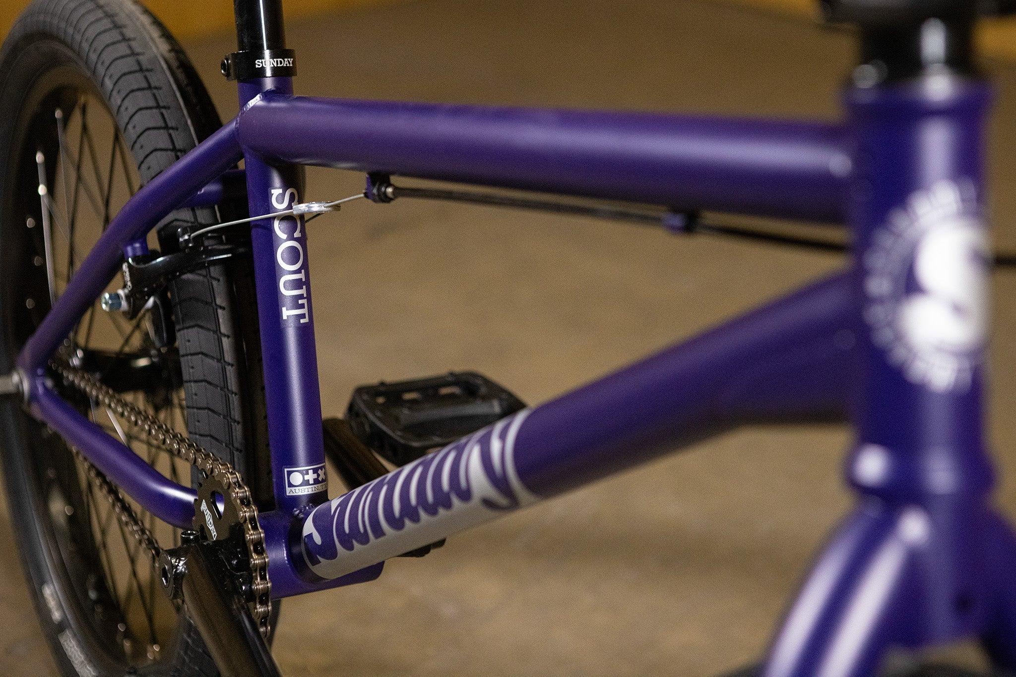 Détail du cadre violet d'un vélo BMX Scout avec inscriptions blanches