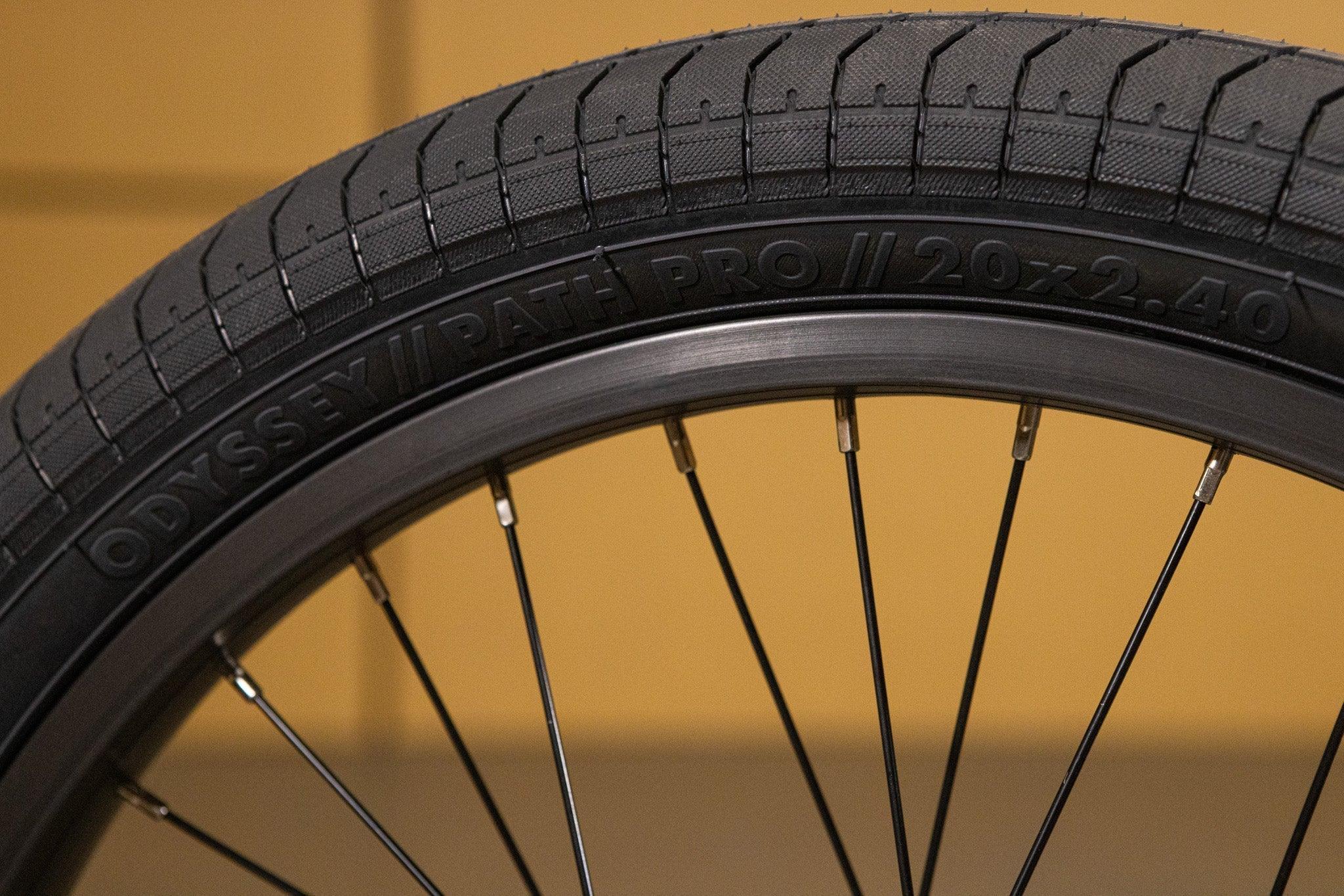Gros plan d'un pneu de BMX Odyssey Path Pro 20x2.40 noir