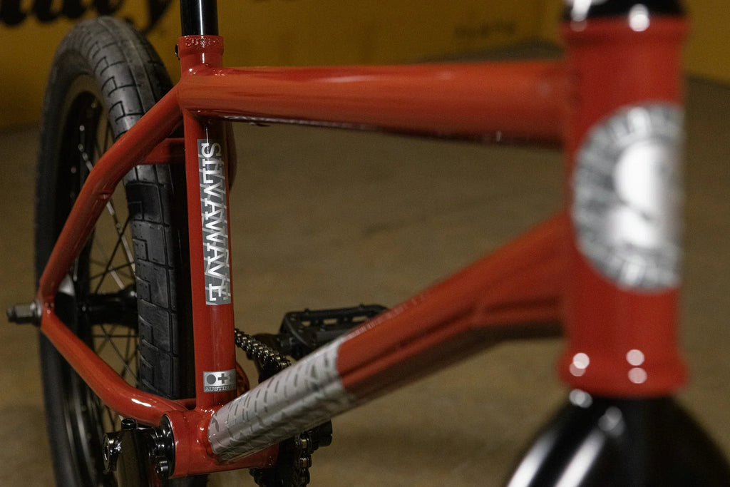 Détail du cadre rouge d'un vélo BMX avec logo Silverwave