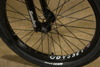 Gros plan sur la roue avant d'un vélo BMX avec pneus Odyssey et fourche Sunday