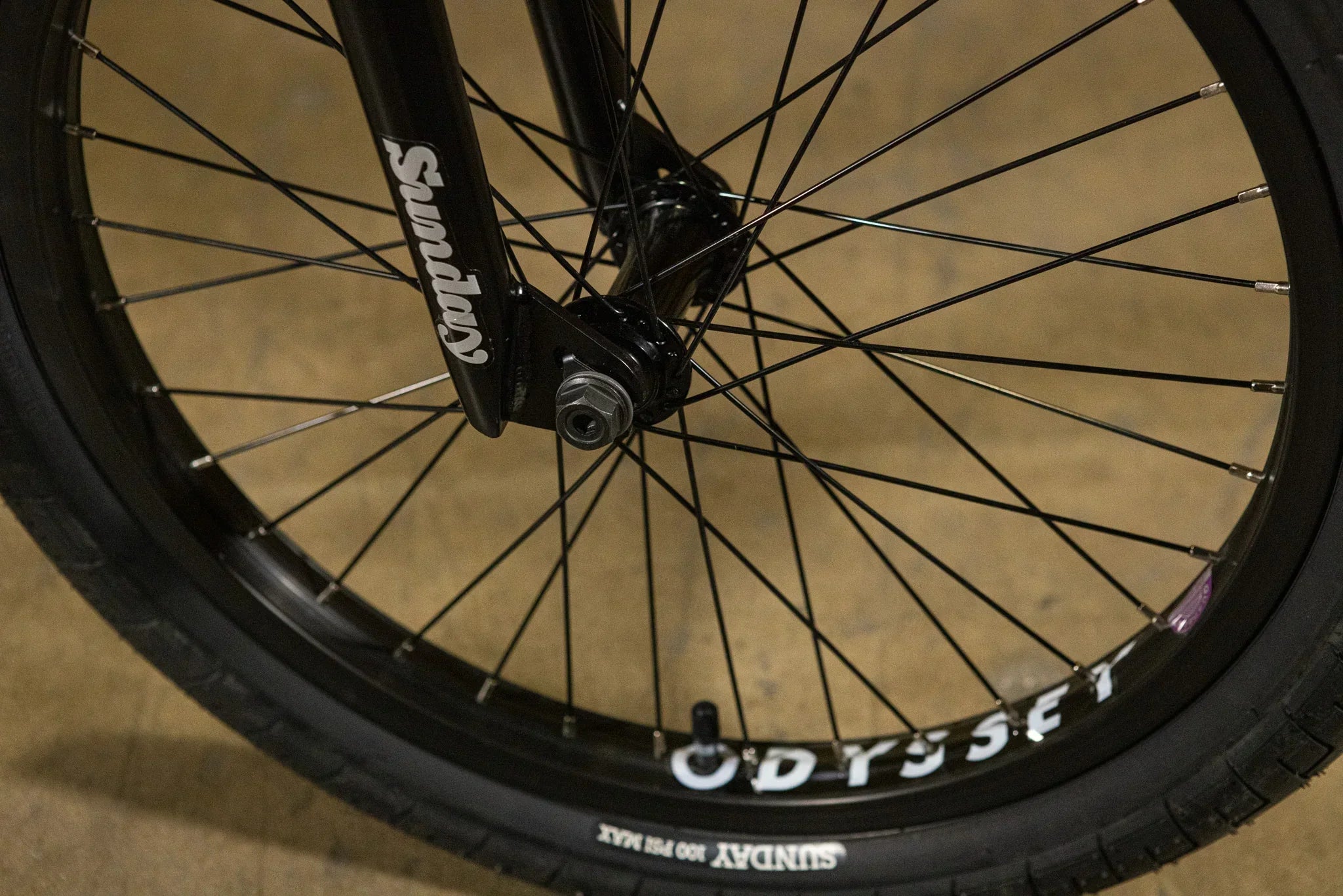 Gros plan sur la roue avant d'un vélo BMX avec pneus Odyssey et fourche Sunday