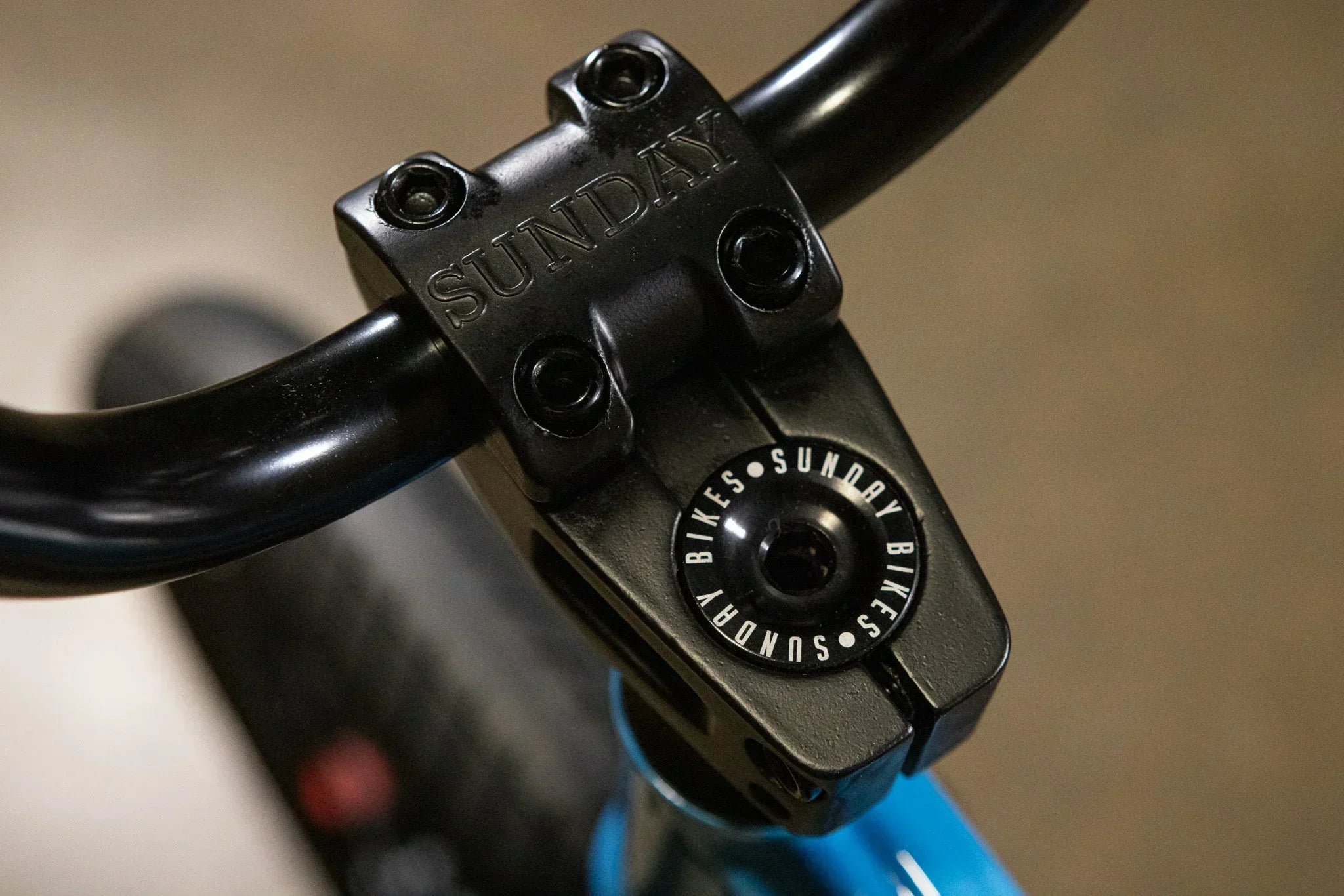 Gros plan d'une potence de vélo BMX noire de marque Sunday avec fixations à vis.
