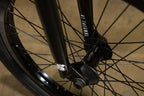 Gros plan d'une fourche de vélo BMX noire avec marquage 41 Thermal et moyeu Odyssey.