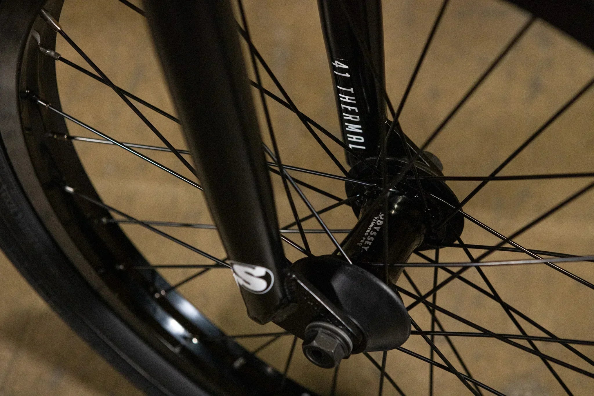 Gros plan d'une fourche de vélo BMX noire avec marquage 41 Thermal et moyeu Odyssey.