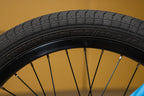 Gros plan d'un pneu BMX Odyssey Path Pro 20x2.40 noir sur jante