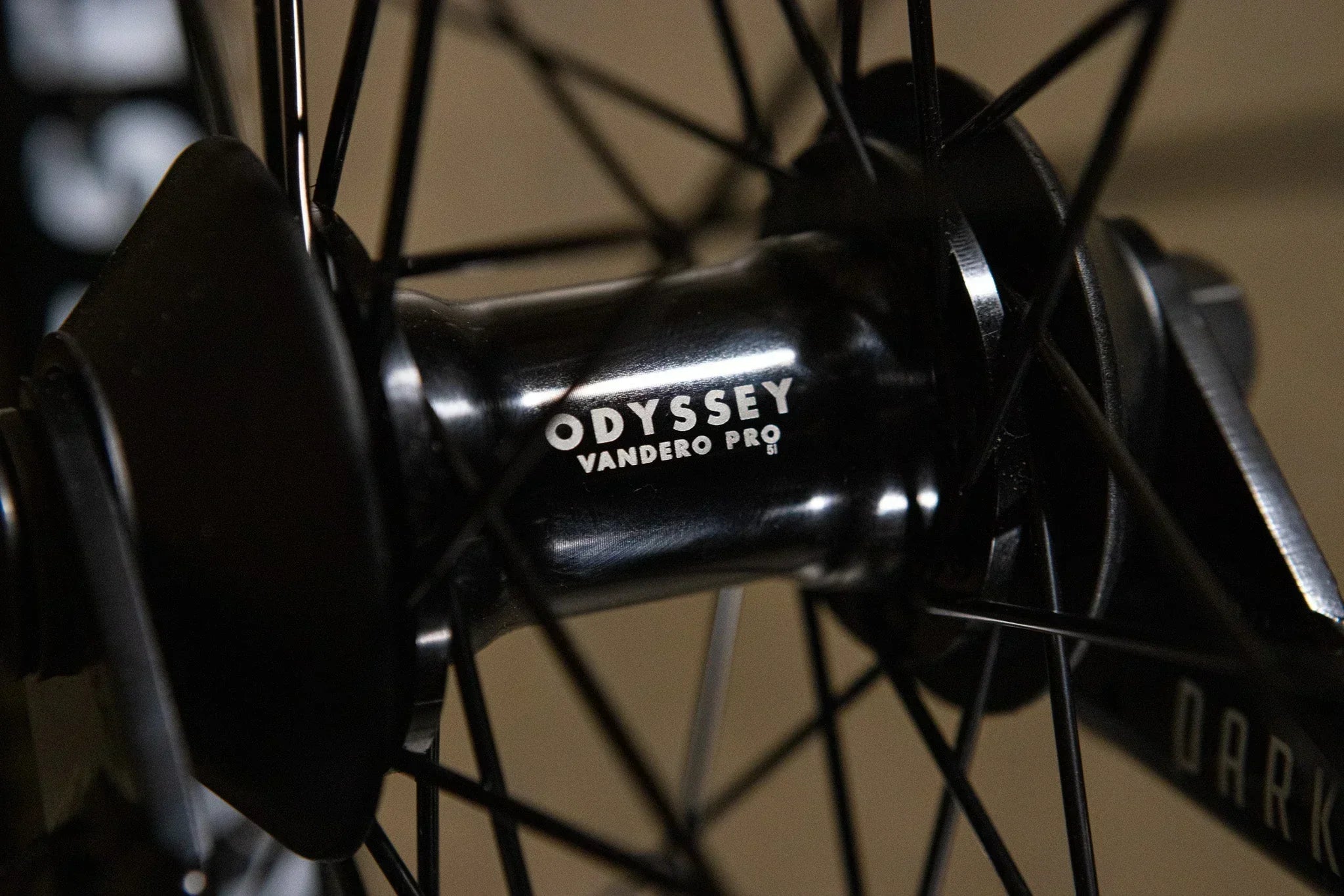 Gros plan d'un moyeu de roue BMX Odyssey Vandero Pro noir